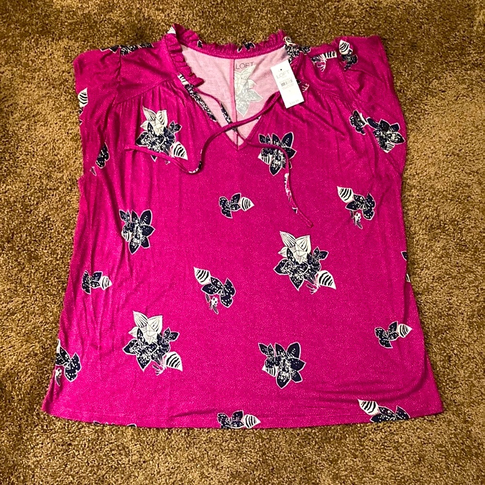 LOFT. DARK FUSHIA AND NAVY TOP THAT TIES AT NECK. CAP SLEEVES. SIZE LARGE. NWT